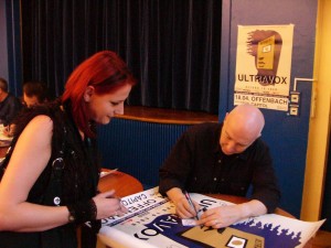 Midge Ure gibt Autogramme beim Ultravox Meet-and-Greet Offenbach 2010