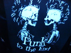 "Punk to the end" auf der Lederjacke meines Vordermannes