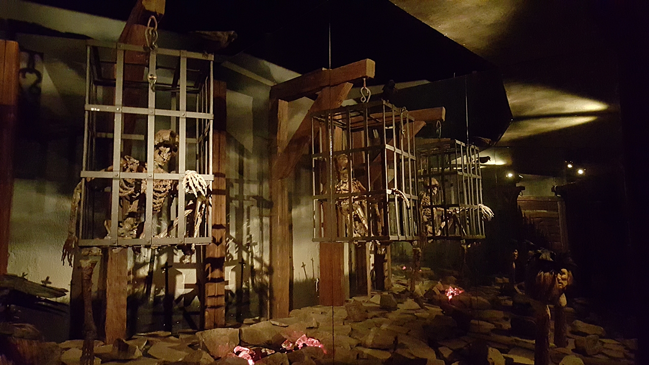 wenig lebendige Szenen aus dem Foltermuseum Prag (Foto: Uwe)