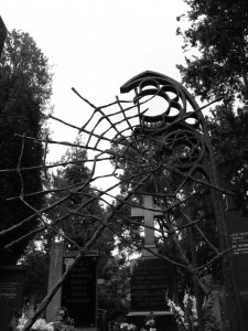 Gothic Prag Friedhof Vysehrad Spinnennetz als Grabstein