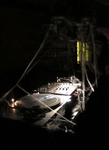 Die-Elektronische-Nacht-DJ-Pult-Turntables