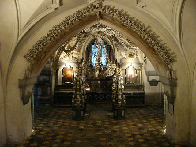 Eingang-knochenkirche-bei-prag