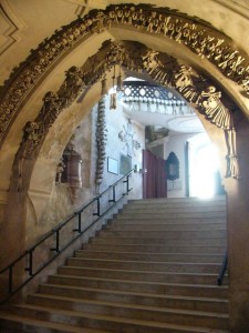 Eingangstreppe-kutna-hora-knochenkirche