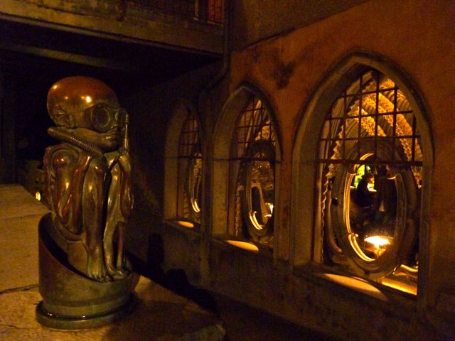 goggle-baby-giger-bar-museum-gruyeres