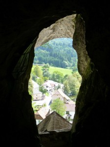 Blick-aus-der-Höhle-oberhalb-der-Burg