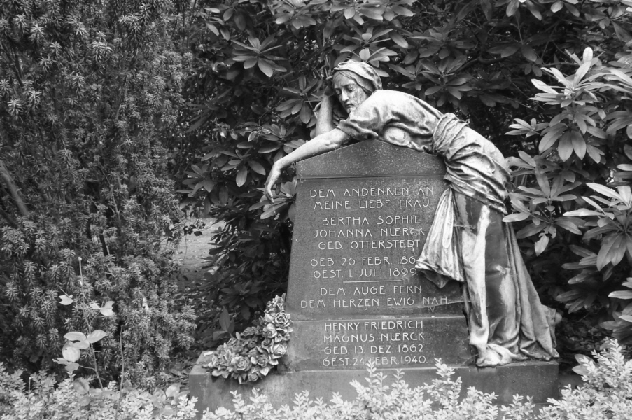 Ohlsdorf-Friedhof-Hamburg-Statue