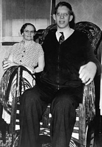 Robert Wadlow mit seiner Mutter (Foto: Wikimedia Commons)