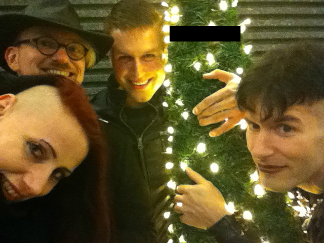“We are family” :) goes BIMFEST v.l.n.r.: Shan Dark, r@zorbla.de, Martin Destroyer, M.Synthetic - den Weihnachtsbaum mussten wir leider zensieren!