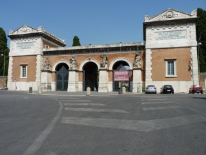 Haupteingang Cimitero del Verano mit vier Empfangsdamen am Portal