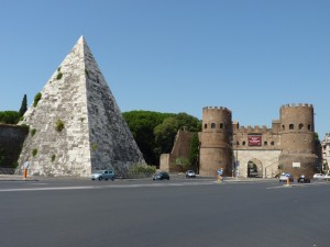 Cestius-Pyramide mit dem Stadttor Porta San Paolo