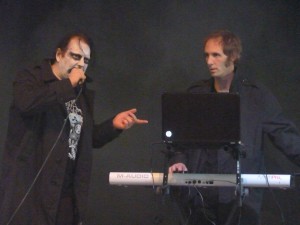 Velvet Acid Christ - an Keyboard und E-Gitarre unterstützt vom Sänger von The Twilight Garden