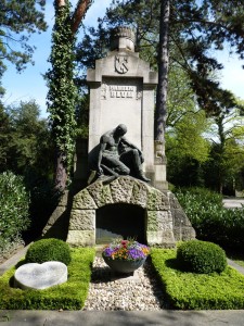 Grabpatenschaft: hinten das Grab zur Pflege, vorn links der herzförmige Kissenstein ist ein Grab des Paten