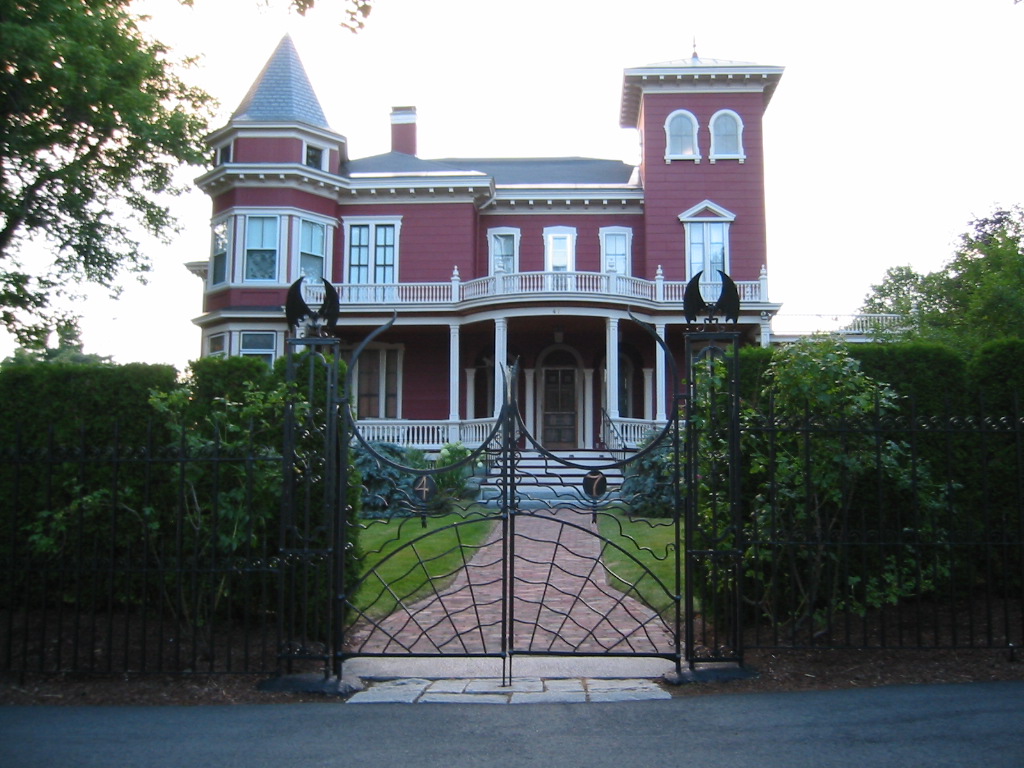 Stephen Kings Haus in Bangor (Maine). Man beachte die Tor