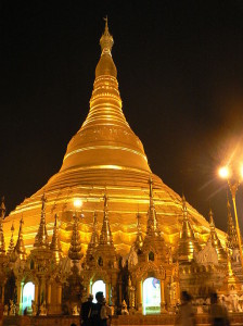 Shwedagon Pagode bei Nacht, Yangon, Myammar - Foto: eigenes Werk von YashiWong (CC-BY-SA-3.0-2.5-2.0-1.0 via Wikimedia Commons)