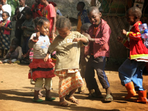 tanzende-kinder-aethiopien