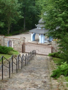 Das Wasserhäuschen der heiligen Quelle am Fuße der Bergtreppe