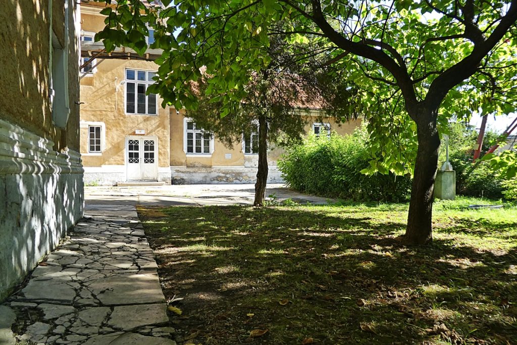 Der letzte Weg im Hof der Kaserne für Nicolae und Elena Ceausescu