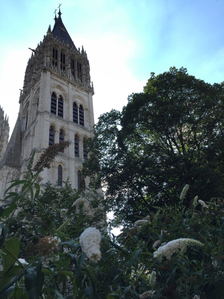 Rouens Super-Kathedrale garniert an Sommerflieder