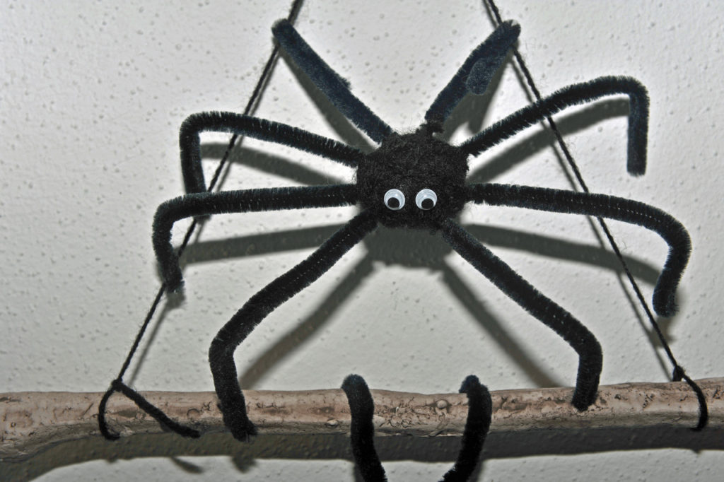 Spinnen basteln - Halloween Party Deko selber machen » Der schwarze Planet