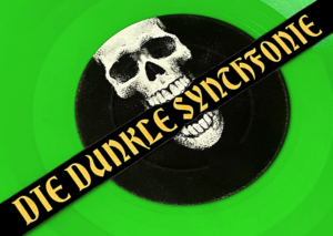Grüne Schallplatte mit totenkopf und Schriftzug "Die dunkle Synthfonie"zwischen seinen Zähnen